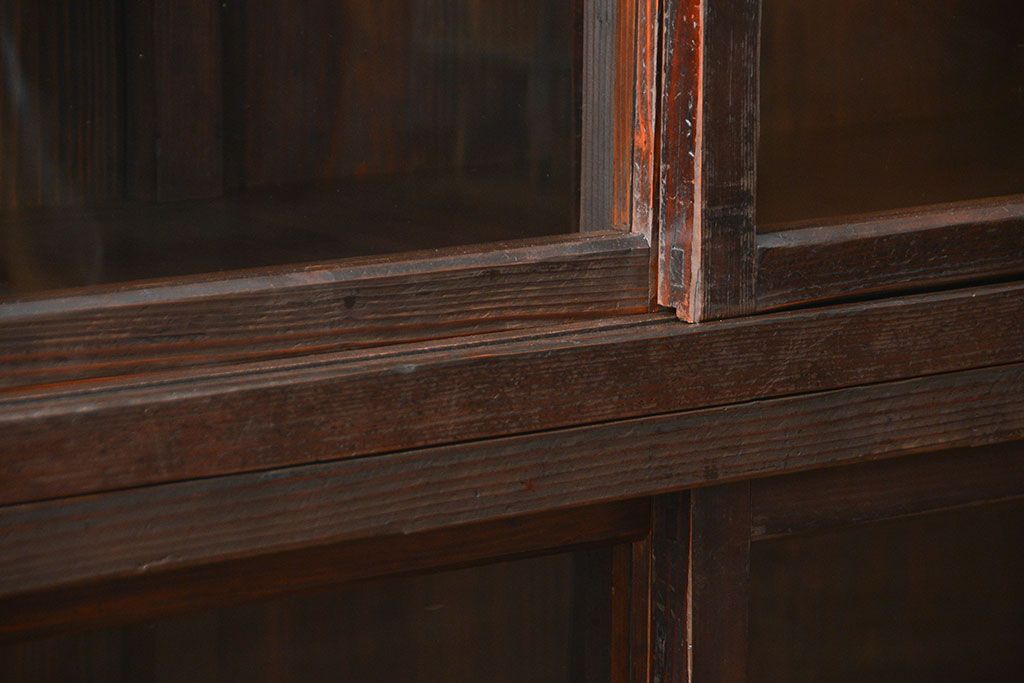 アンティーク家具　古民具・骨董 重厚な金具の付いた大きなガラス収納棚(ガラスケース、飾り棚、ショーケース)