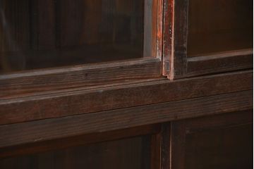 アンティーク家具　古民具・骨董 重厚な金具の付いた大きなガラス収納棚(ガラスケース、飾り棚、ショーケース)