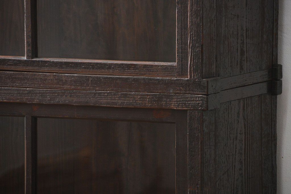 アンティーク家具　古民具・骨董 重厚な金具の付いた大きなガラス収納棚(ガラスケース、飾り棚、ショーケース)