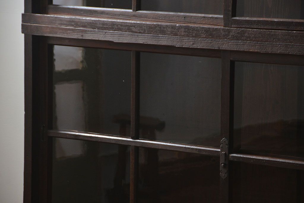 アンティーク家具　古民具・骨董 重厚な金具の付いた大きなガラス収納棚(ガラスケース、飾り棚、ショーケース)