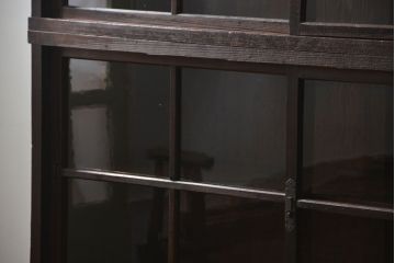 アンティーク家具　古民具・骨董 重厚な金具の付いた大きなガラス収納棚(ガラスケース、飾り棚、ショーケース)