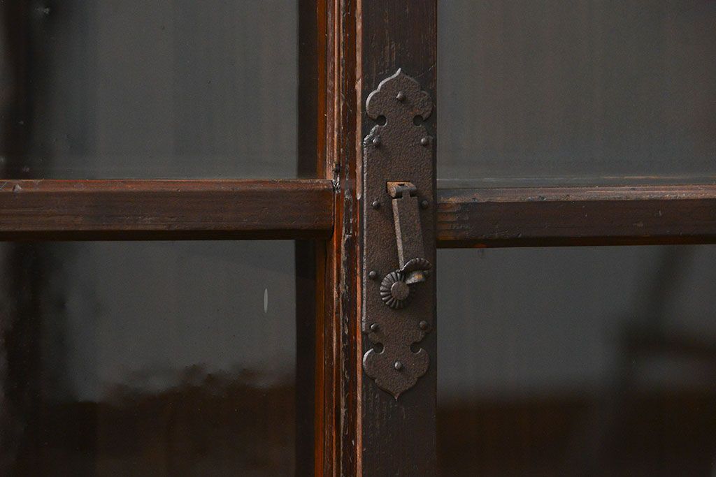 アンティーク家具　古民具・骨董 重厚な金具の付いた大きなガラス収納棚(ガラスケース、飾り棚、ショーケース)