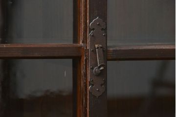 アンティーク家具　古民具・骨董 重厚な金具の付いた大きなガラス収納棚(ガラスケース、飾り棚、ショーケース)