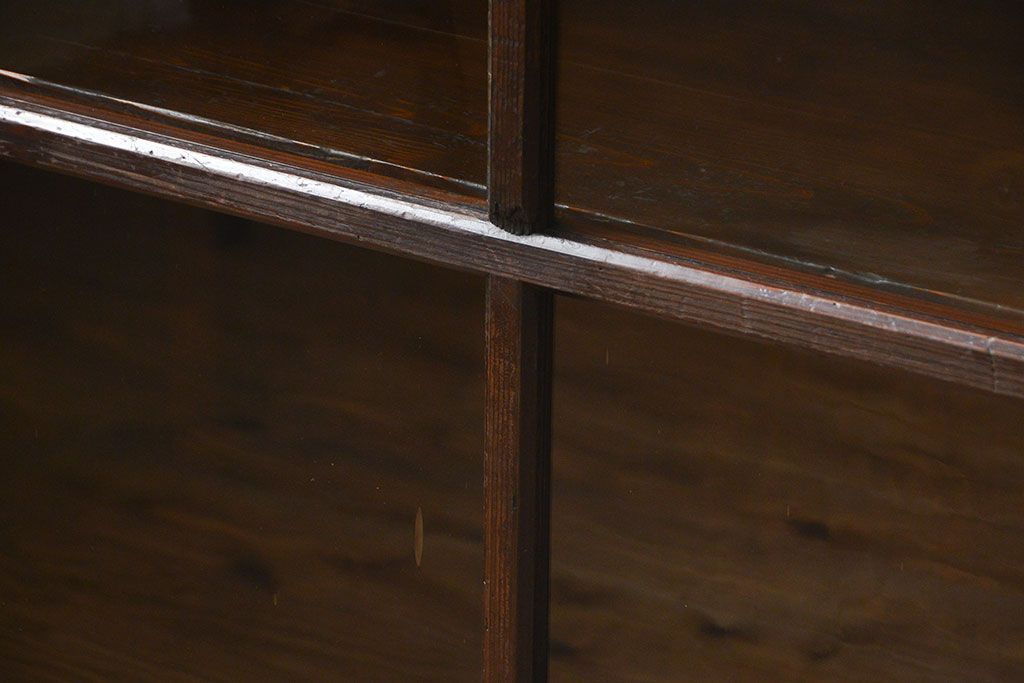 アンティーク家具　古民具・骨董 重厚な金具の付いた大きなガラス収納棚(ガラスケース、飾り棚、ショーケース)