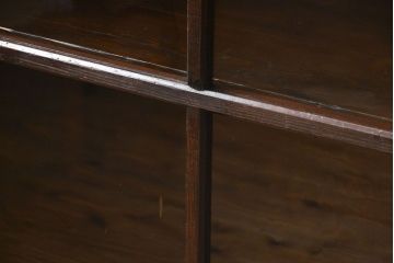 アンティーク家具　古民具・骨董 重厚な金具の付いた大きなガラス収納棚(ガラスケース、飾り棚、ショーケース)