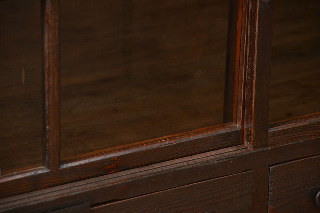 アンティーク家具　古民具・骨董 重厚な金具の付いた大きなガラス収納棚(ガラスケース、飾り棚、ショーケース)