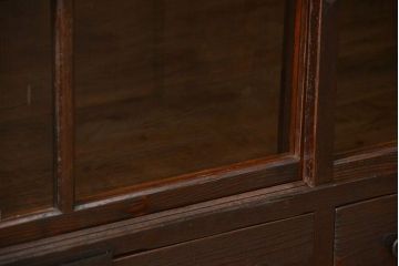 アンティーク家具　古民具・骨董 重厚な金具の付いた大きなガラス収納棚(ガラスケース、飾り棚、ショーケース)