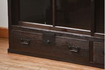 アンティーク家具　古民具・骨董 重厚な金具の付いた大きなガラス収納棚(ガラスケース、飾り棚、ショーケース)