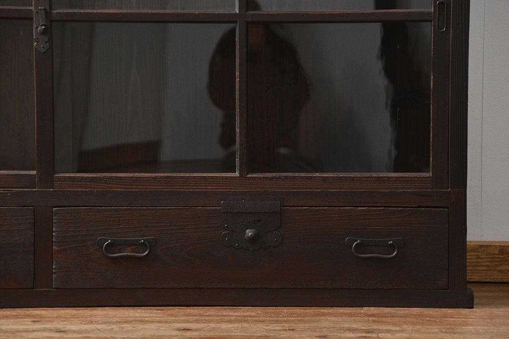 アンティーク家具　古民具・骨董 重厚な金具の付いた大きなガラス収納棚(ガラスケース、飾り棚、ショーケース)