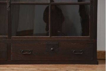 アンティーク家具　古民具・骨董 重厚な金具の付いた大きなガラス収納棚(ガラスケース、飾り棚、ショーケース)