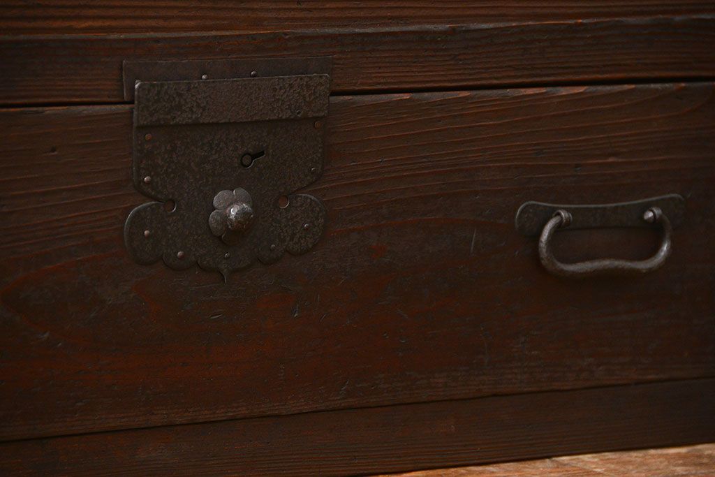 アンティーク家具　古民具・骨董 重厚な金具の付いた大きなガラス収納棚(ガラスケース、飾り棚、ショーケース)