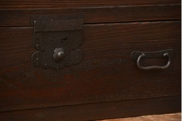 アンティーク家具　古民具・骨董 重厚な金具の付いた大きなガラス収納棚(ガラスケース、飾り棚、ショーケース)