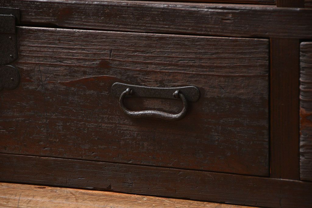 アンティーク家具　古民具・骨董 重厚な金具の付いた大きなガラス収納棚(ガラスケース、飾り棚、ショーケース)