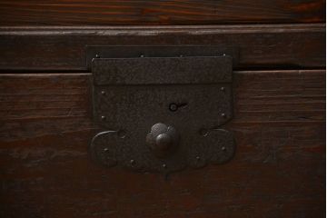 アンティーク家具　古民具・骨董 重厚な金具の付いた大きなガラス収納棚(ガラスケース、飾り棚、ショーケース)