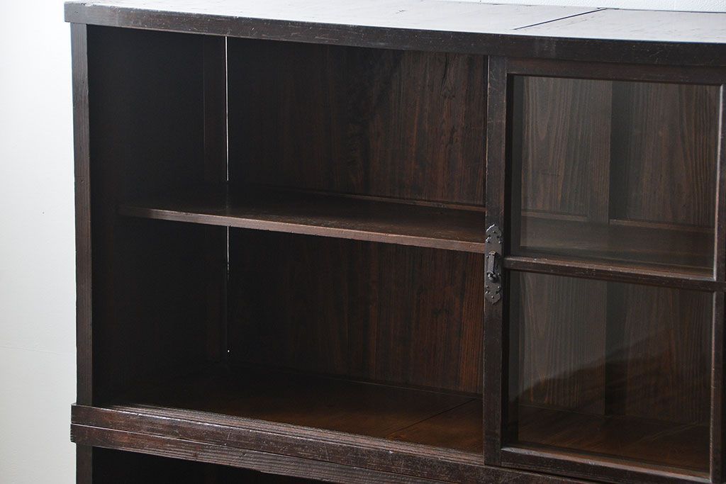 アンティーク家具　古民具・骨董 重厚な金具の付いた大きなガラス収納棚(ガラスケース、飾り棚、ショーケース)