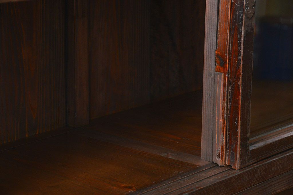 アンティーク家具　古民具・骨董 重厚な金具の付いた大きなガラス収納棚(ガラスケース、飾り棚、ショーケース)