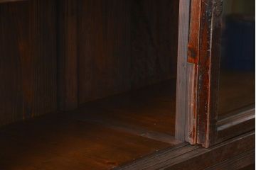 アンティーク家具　古民具・骨董 重厚な金具の付いた大きなガラス収納棚(ガラスケース、飾り棚、ショーケース)