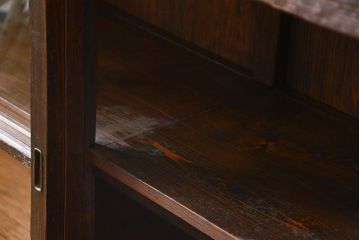 アンティーク家具　古民具・骨董 重厚な金具の付いた大きなガラス収納棚(ガラスケース、飾り棚、ショーケース)