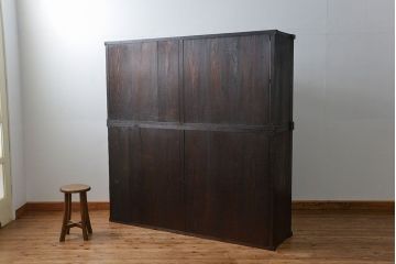 アンティーク家具　古民具・骨董 重厚な金具の付いた大きなガラス収納棚(ガラスケース、飾り棚、ショーケース)