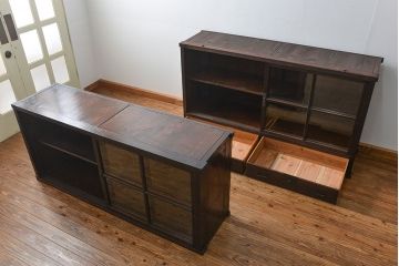 アンティーク家具　古民具・骨董 重厚な金具の付いた大きなガラス収納棚(ガラスケース、飾り棚、ショーケース)