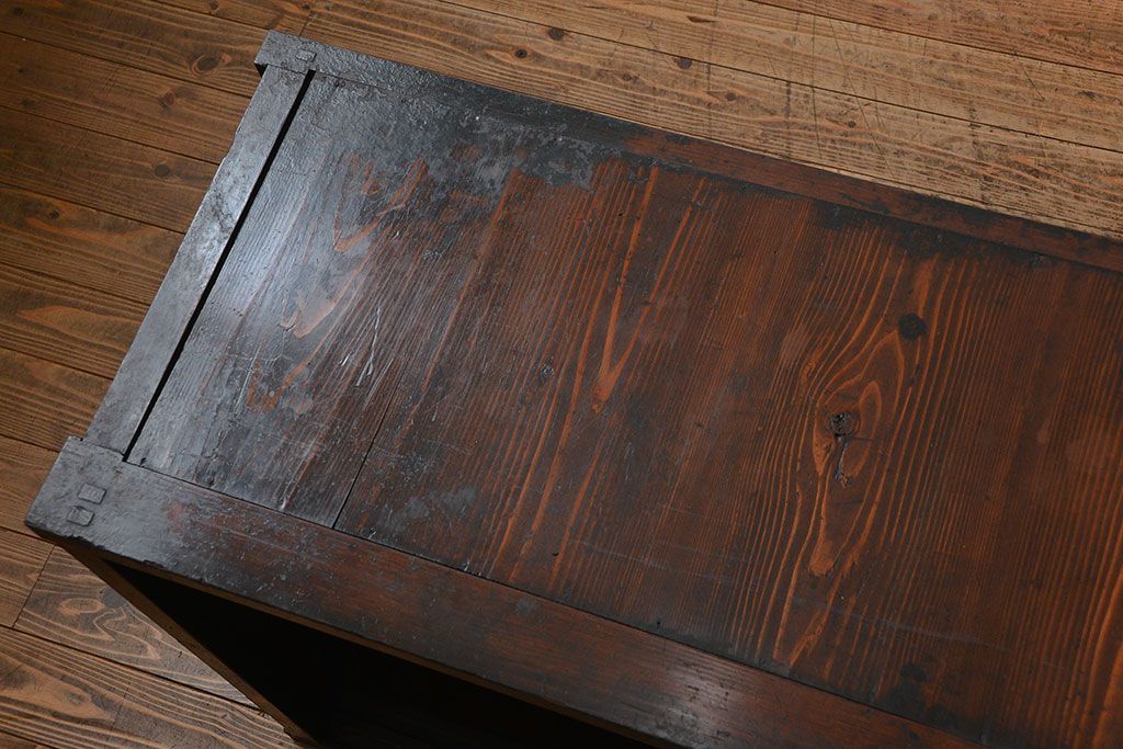 アンティーク家具　古民具・骨董 重厚な金具の付いた大きなガラス収納棚(ガラスケース、飾り棚、ショーケース)