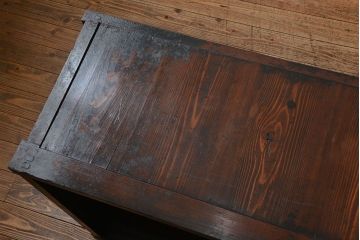 アンティーク家具　古民具・骨董 重厚な金具の付いた大きなガラス収納棚(ガラスケース、飾り棚、ショーケース)