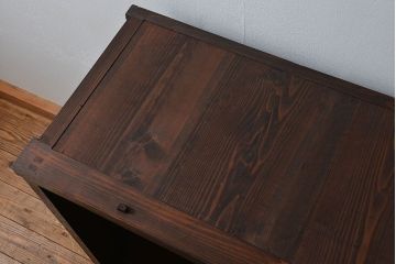 アンティーク家具　古民具・骨董 重厚な金具の付いた大きなガラス収納棚(ガラスケース、飾り棚、ショーケース)