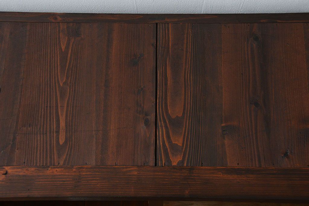 アンティーク家具　古民具・骨董 重厚な金具の付いた大きなガラス収納棚(ガラスケース、飾り棚、ショーケース)