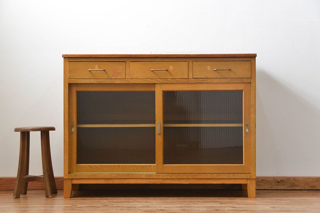 アンティーク家具　アンティーク モールガラス入りの脚付きキッチンキャビネット(食器棚、収納棚)