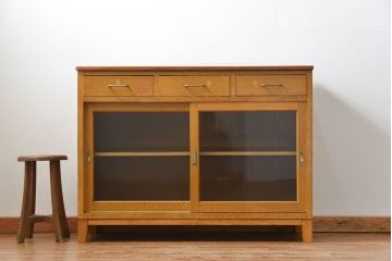 アンティーク家具　アンティーク モールガラス入りの脚付きキッチンキャビネット(食器棚、収納棚)