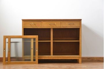 アンティーク家具　アンティーク モールガラス入りの脚付きキッチンキャビネット(食器棚、収納棚)