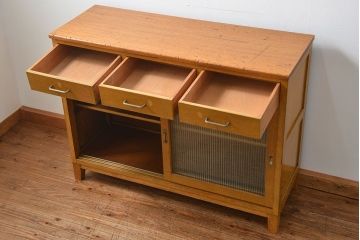 アンティーク家具　アンティーク モールガラス入りの脚付きキッチンキャビネット(食器棚、収納棚)