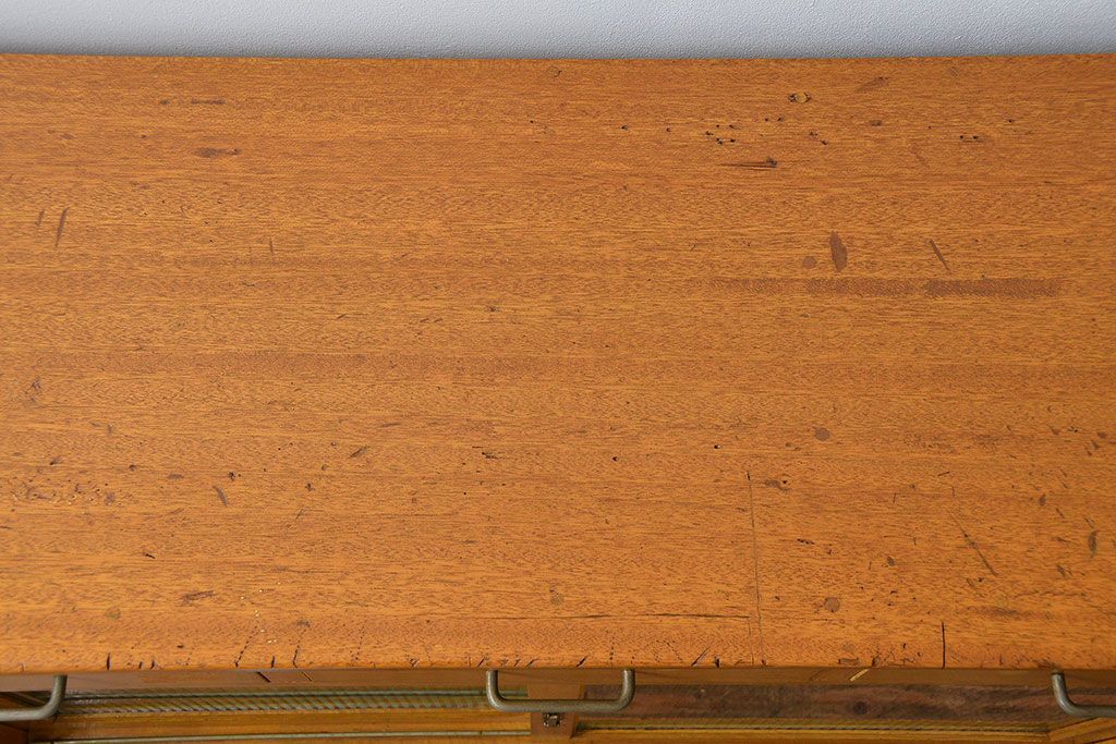 アンティーク家具　アンティーク モールガラス入りの脚付きキッチンキャビネット(食器棚、収納棚)