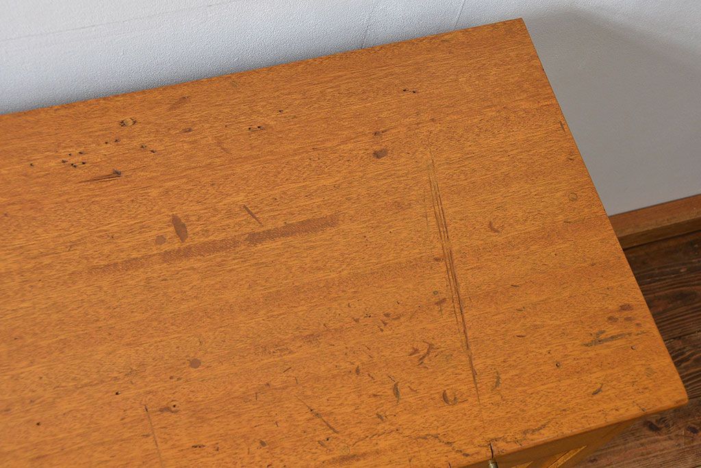 アンティーク家具　アンティーク モールガラス入りの脚付きキッチンキャビネット(食器棚、収納棚)