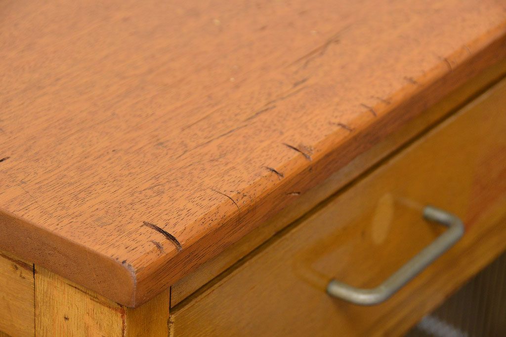 アンティーク家具　アンティーク モールガラス入りの脚付きキッチンキャビネット(食器棚、収納棚)