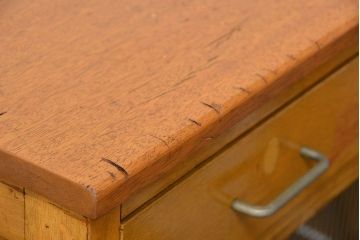 アンティーク家具　アンティーク モールガラス入りの脚付きキッチンキャビネット(食器棚、収納棚)