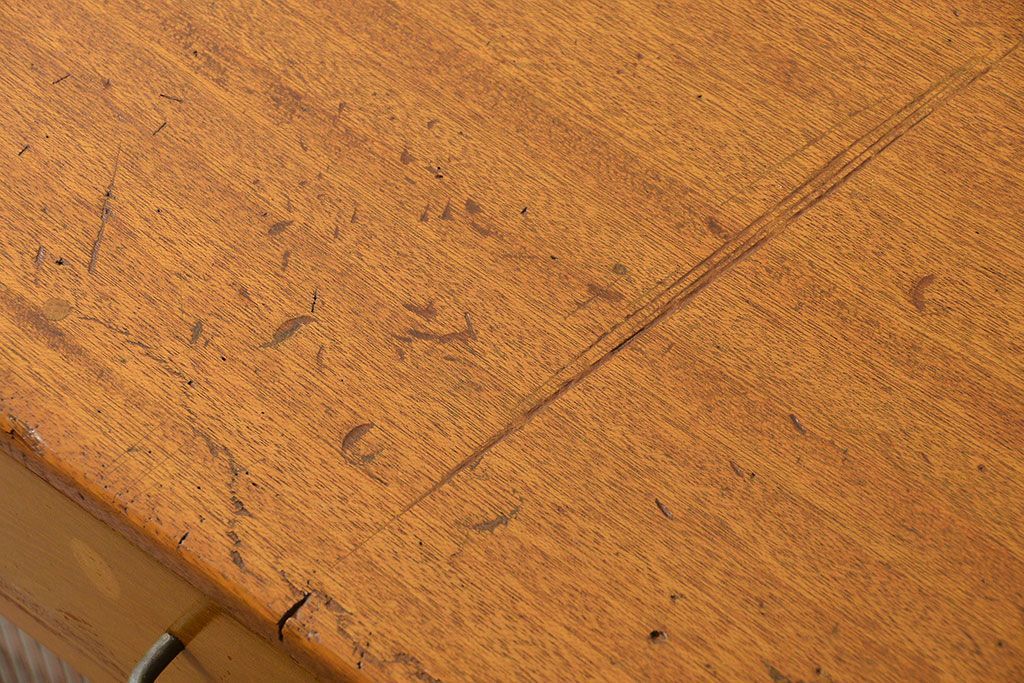 アンティーク家具　アンティーク モールガラス入りの脚付きキッチンキャビネット(食器棚、収納棚)