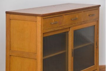 アンティーク家具　アンティーク モールガラス入りの脚付きキッチンキャビネット(食器棚、収納棚)