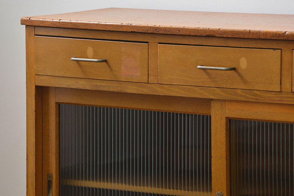 アンティーク家具　アンティーク モールガラス入りの脚付きキッチンキャビネット(食器棚、収納棚)