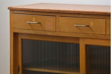 アンティーク家具　アンティーク モールガラス入りの脚付きキッチンキャビネット(食器棚、収納棚)