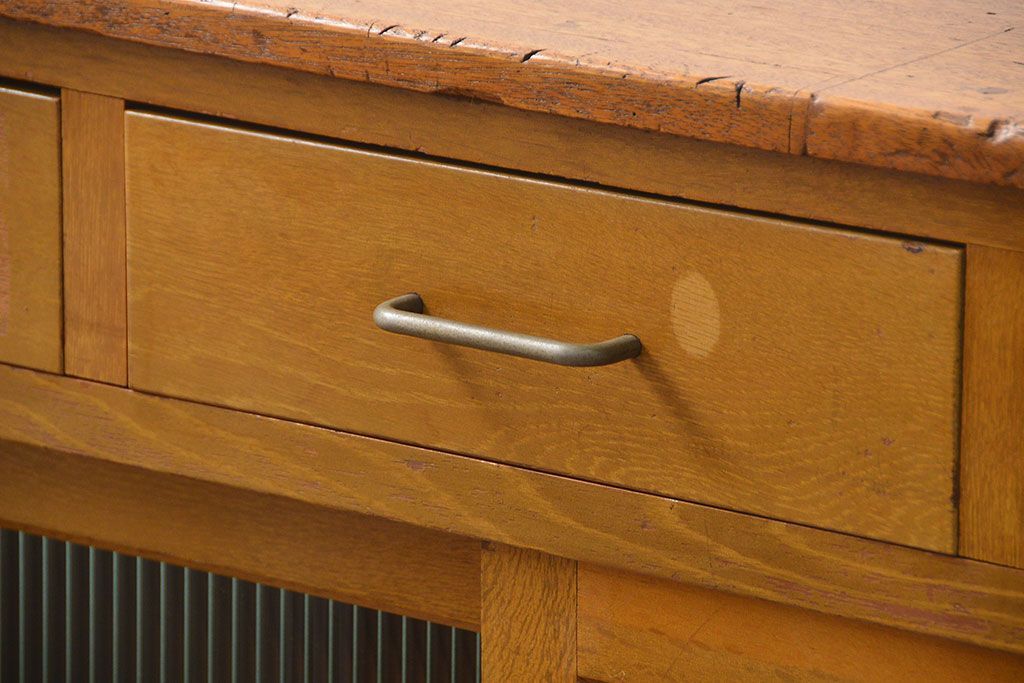 アンティーク家具　アンティーク モールガラス入りの脚付きキッチンキャビネット(食器棚、収納棚)