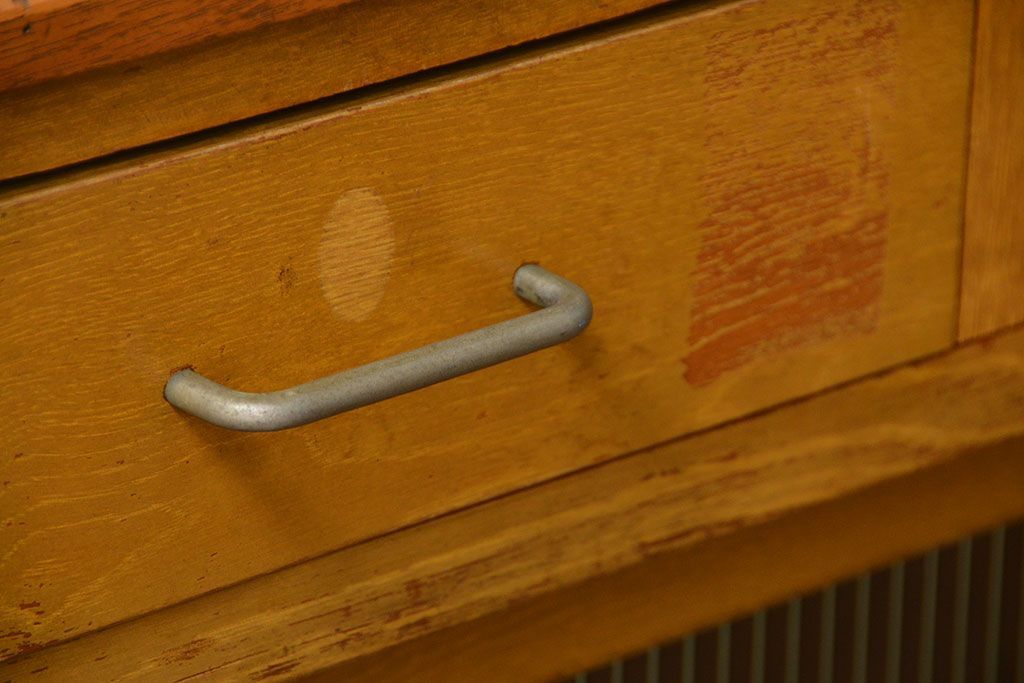 アンティーク家具　アンティーク モールガラス入りの脚付きキッチンキャビネット(食器棚、収納棚)