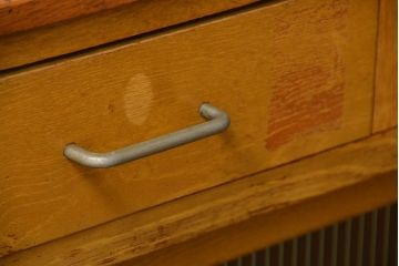 アンティーク家具　アンティーク モールガラス入りの脚付きキッチンキャビネット(食器棚、収納棚)