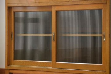 アンティーク家具　アンティーク モールガラス入りの脚付きキッチンキャビネット(食器棚、収納棚)