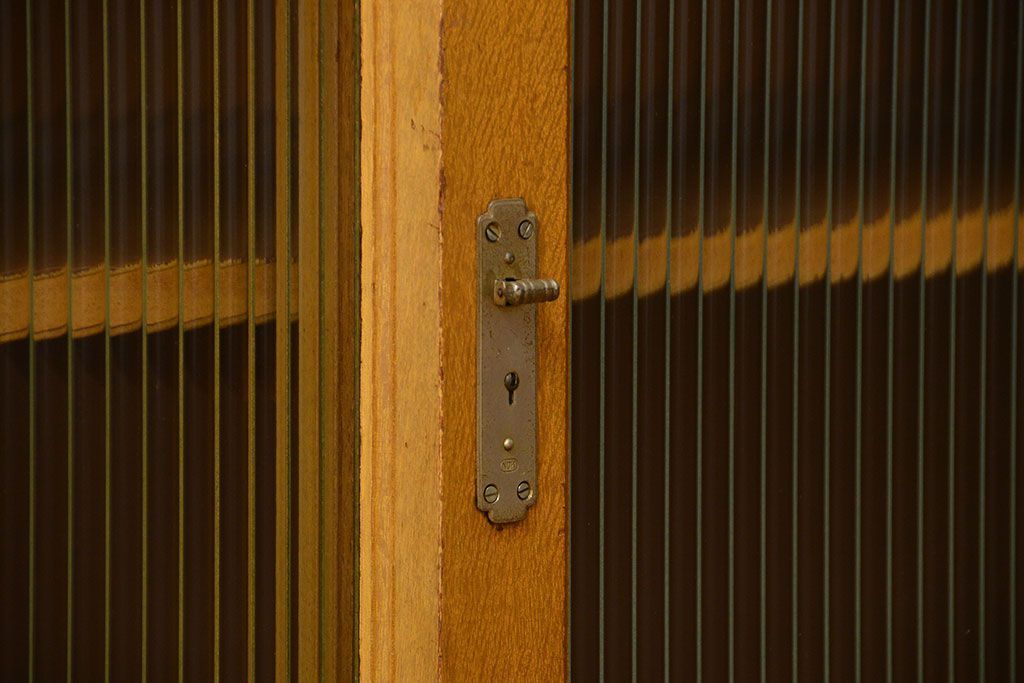 アンティーク家具　アンティーク モールガラス入りの脚付きキッチンキャビネット(食器棚、収納棚)