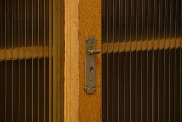 アンティーク家具　アンティーク モールガラス入りの脚付きキッチンキャビネット(食器棚、収納棚)