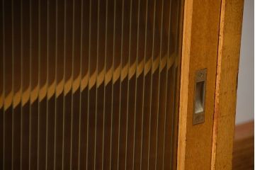 アンティーク家具　アンティーク モールガラス入りの脚付きキッチンキャビネット(食器棚、収納棚)