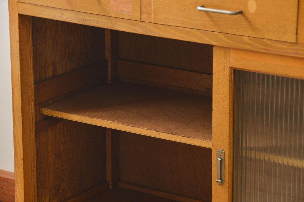 アンティーク家具　アンティーク モールガラス入りの脚付きキッチンキャビネット(食器棚、収納棚)