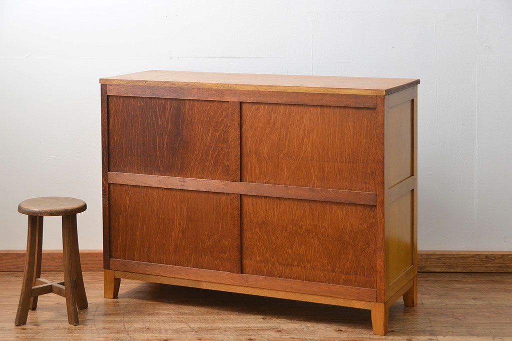 アンティーク家具　アンティーク モールガラス入りの脚付きキッチンキャビネット(食器棚、収納棚)