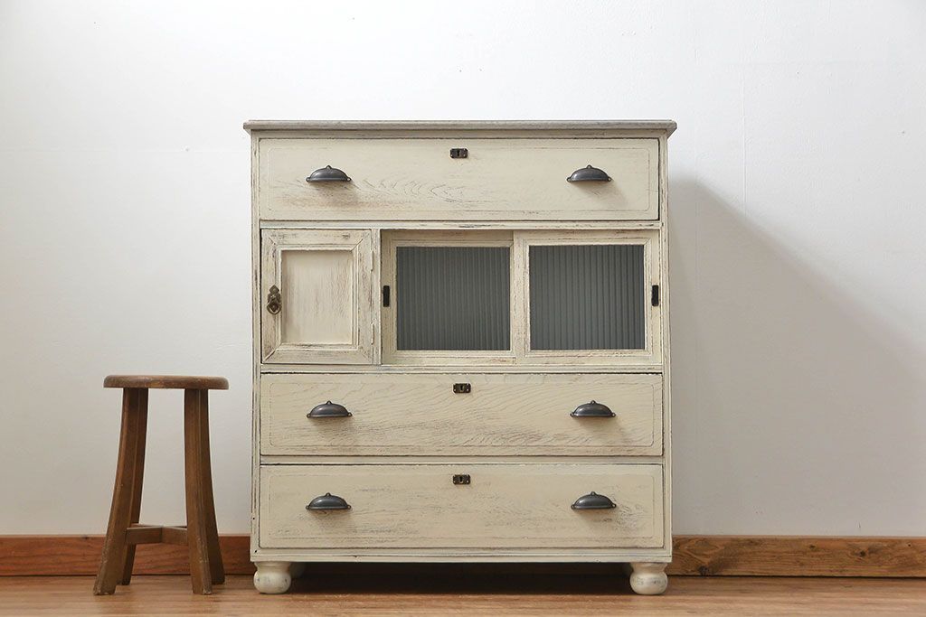 アンティーク家具　アンティークペイント　モールガラス入り脚付きチェスト(タンス、ドロワー)